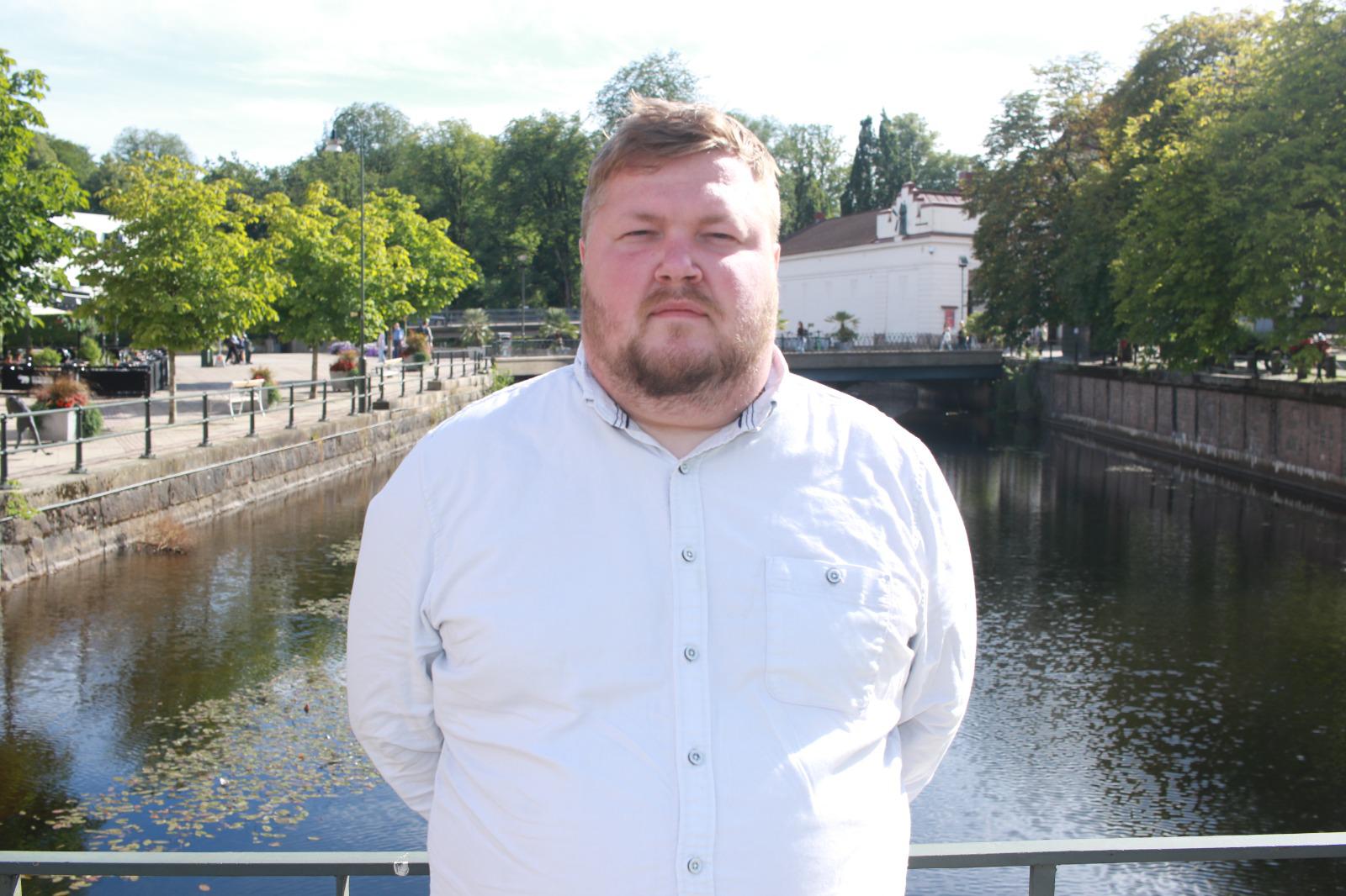Johann — porträtt vid bron